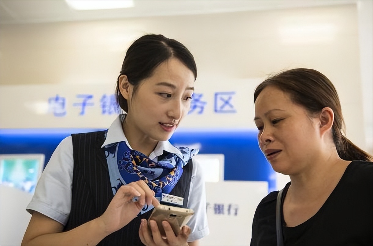 存三年定期与买理财哪个好（存三年定期与买理财哪个好2022年）