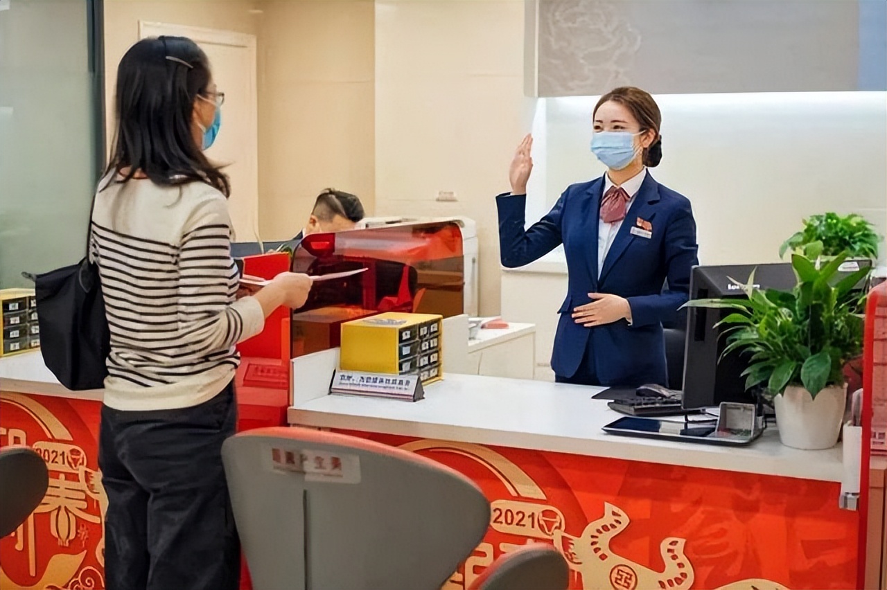 存三年定期与买理财哪个好（存三年定期与买理财哪个好2022年）