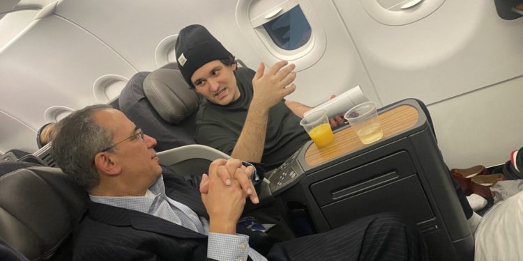 SBF搭商务舱笑谈如常!前检察官:FTX高管证词对其最致命