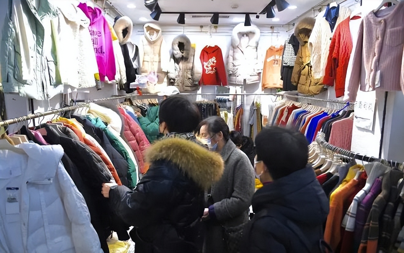 卖衣服赚钱利润有多大（卖衣服的赚钱吗）1