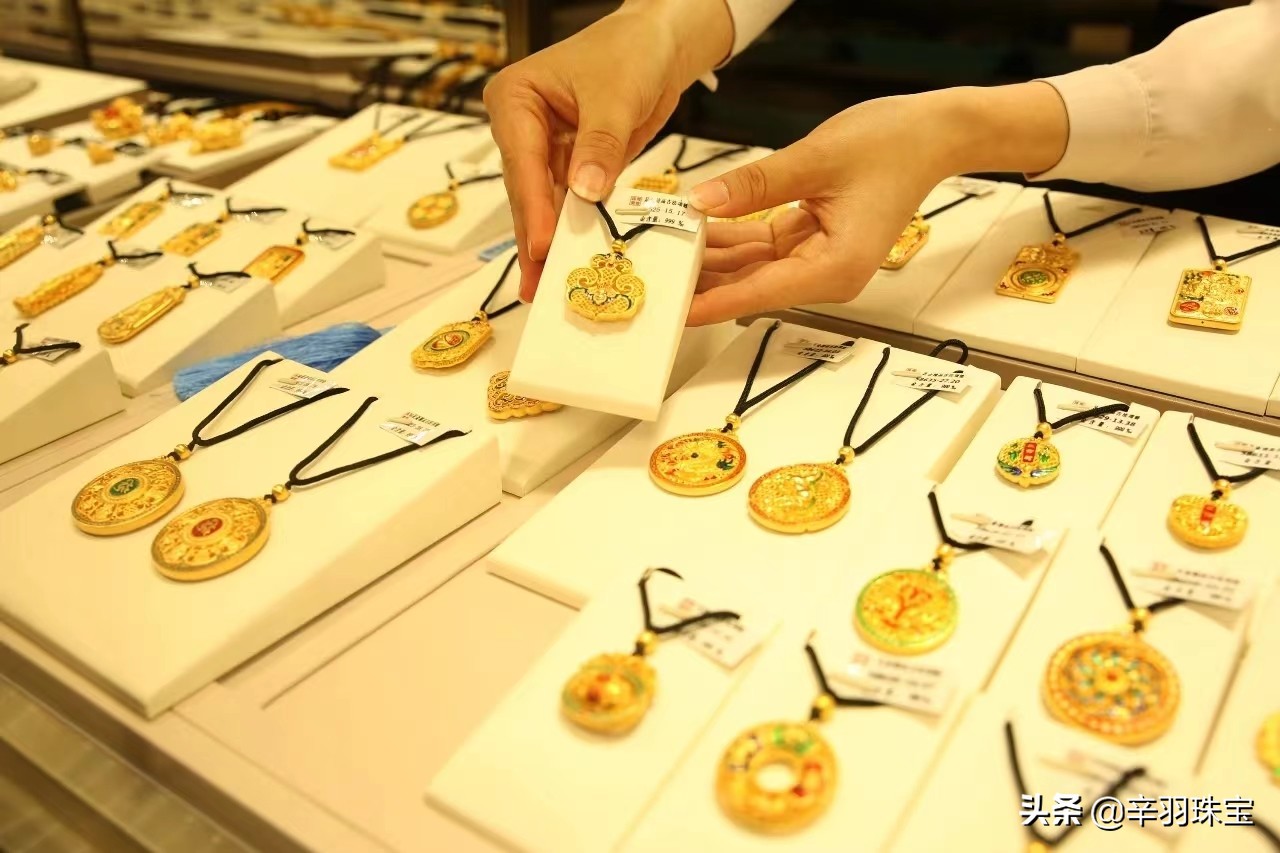 黄金暴跌（黄金暴跌受益）6