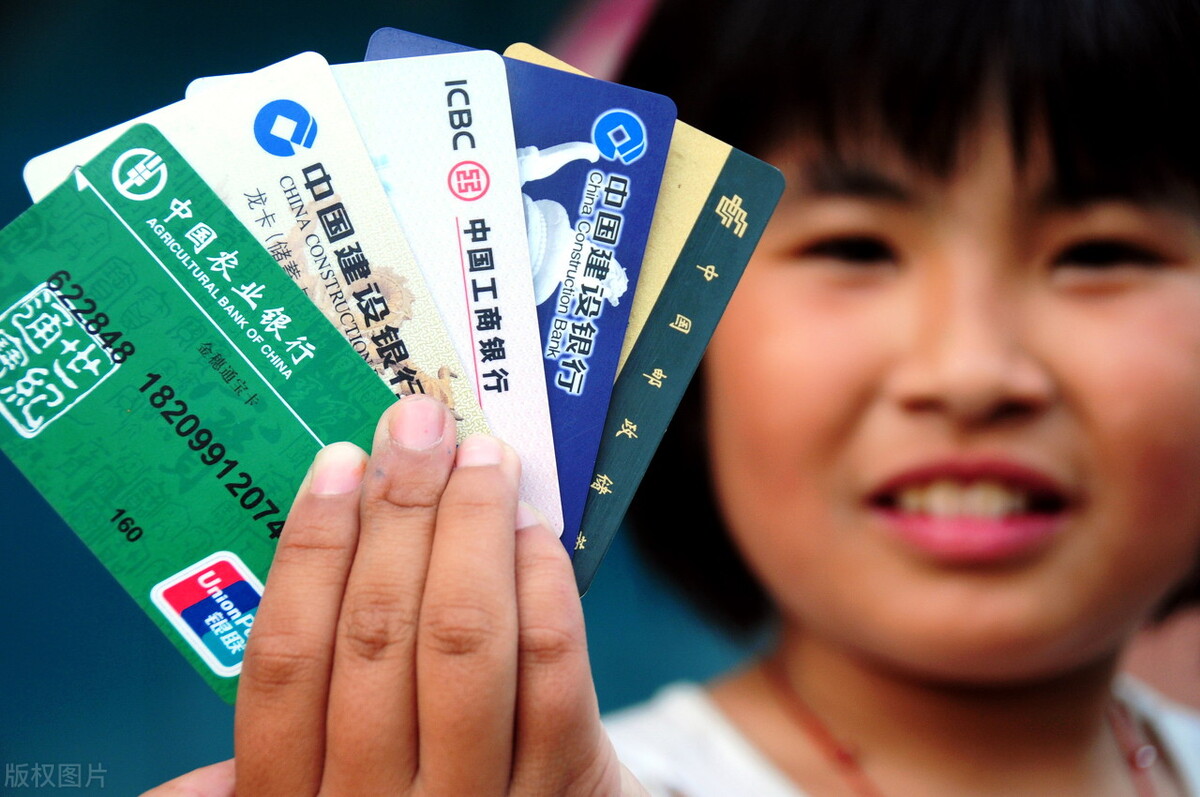 银行卡状态异常钱转不出来（银行卡状态异常钱转不出来去了柜台办理也没决绝）