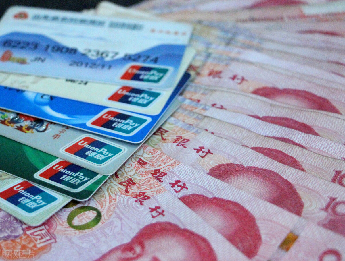 银行卡状态异常钱转不出来（银行卡状态异常钱转不出来去了柜台办理也没决绝）