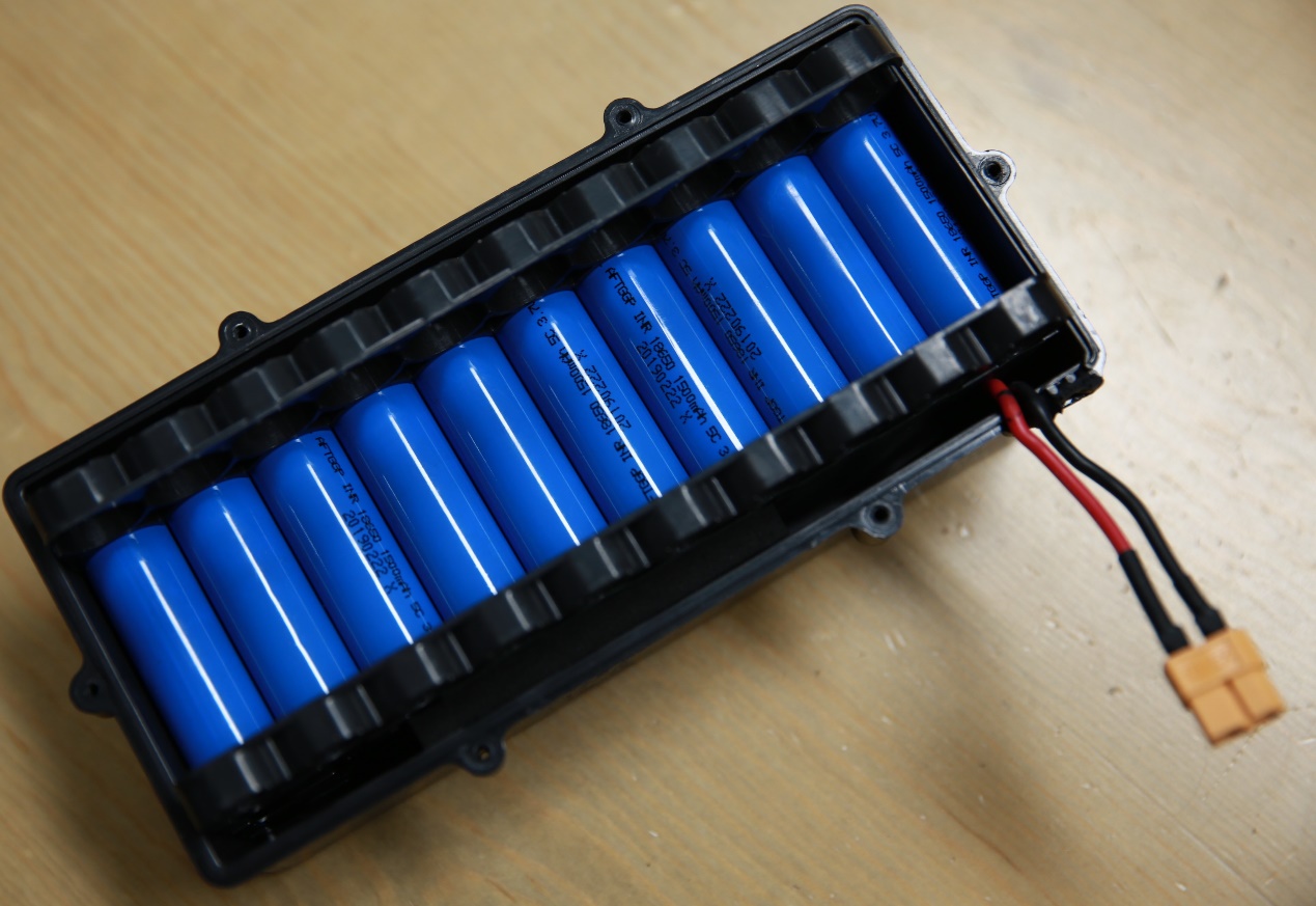 领奥和阿尔郎平衡车哪个好（领奥与阿尔郎平衡车哪个更好）