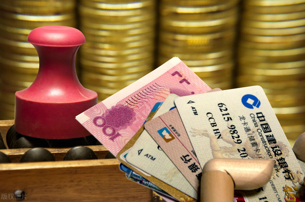 银行卡状态异常钱转不出来（银行卡状态异常钱转不出来去了柜台办理也没决绝）