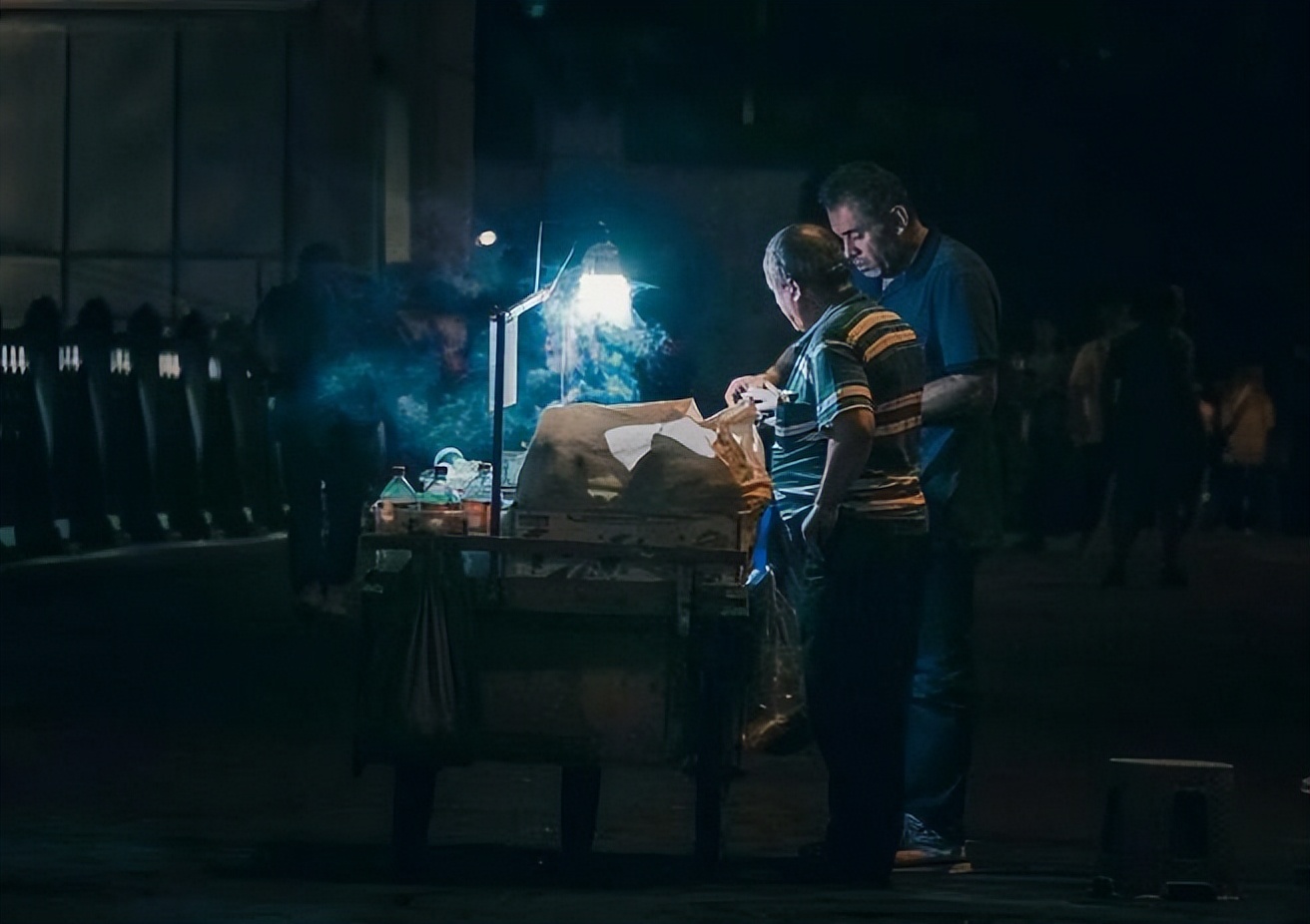 晚上摆摊卖什么赚钱成本又低（晚上摆摊卖什么赚钱成本又低兼职）