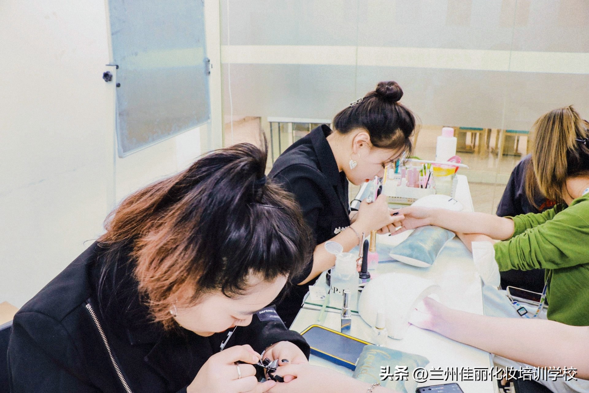 开美甲店（开美甲店挣钱吗）