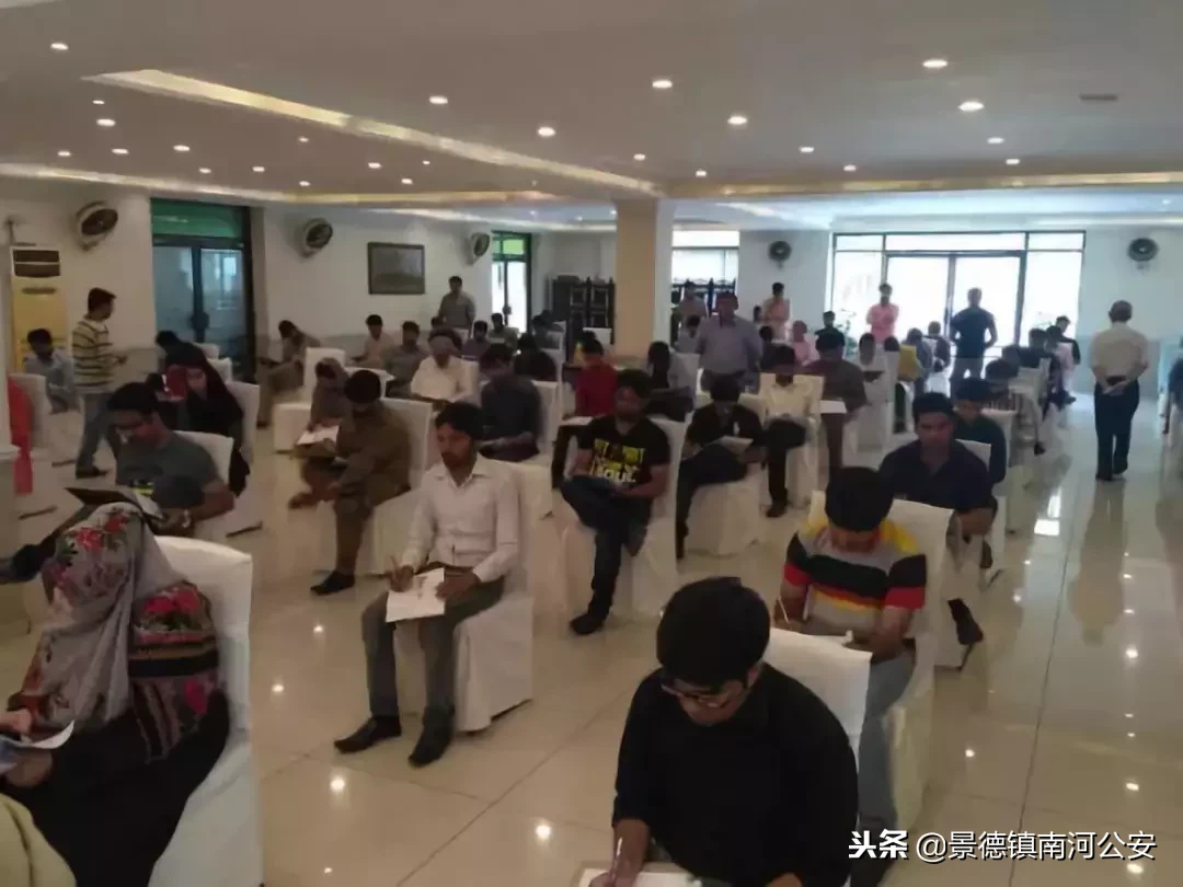 大嘴巴是什么意思（猫张大嘴巴是什么意思）