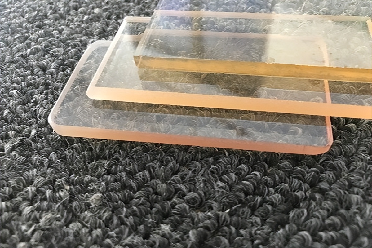 玻璃耐高温多少度（钢化玻璃耐高温多少度）