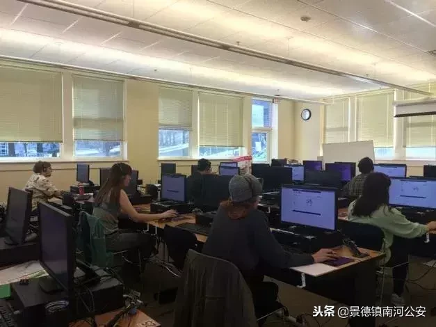 大嘴巴是什么意思（猫张大嘴巴是什么意思）