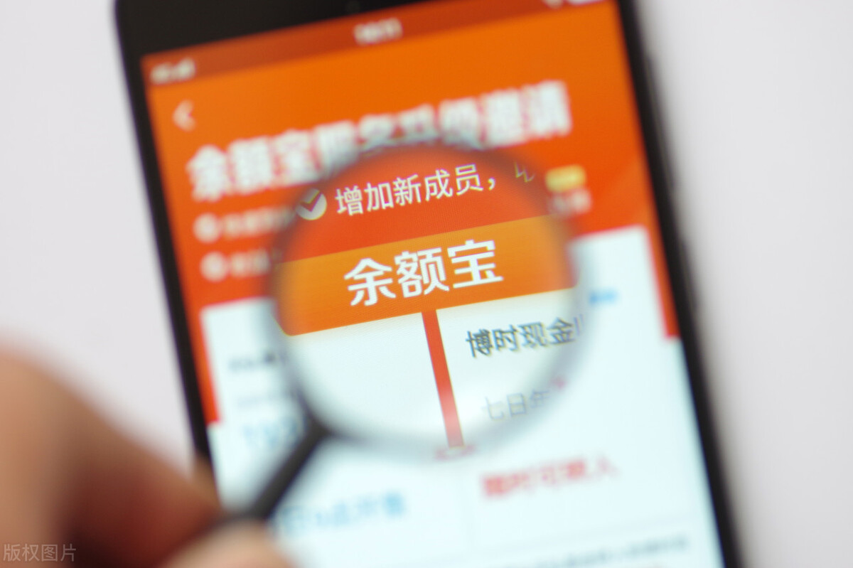 一万块股票基金一个月收益（1万元买基金一天收益）