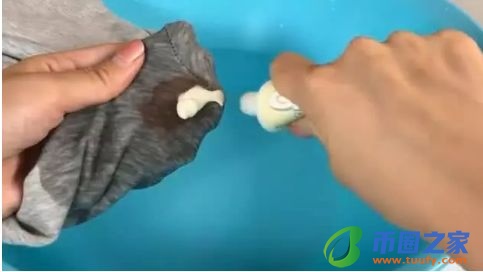 衣服血渍怎么去除（清洗陈旧的血渍的最佳办法）