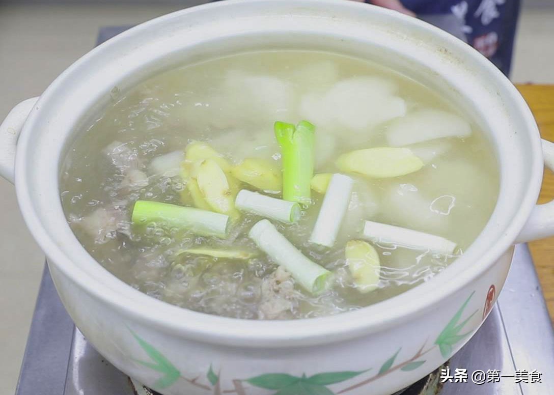 炖牛肉放什么调料（炖牛肉的家常做法）