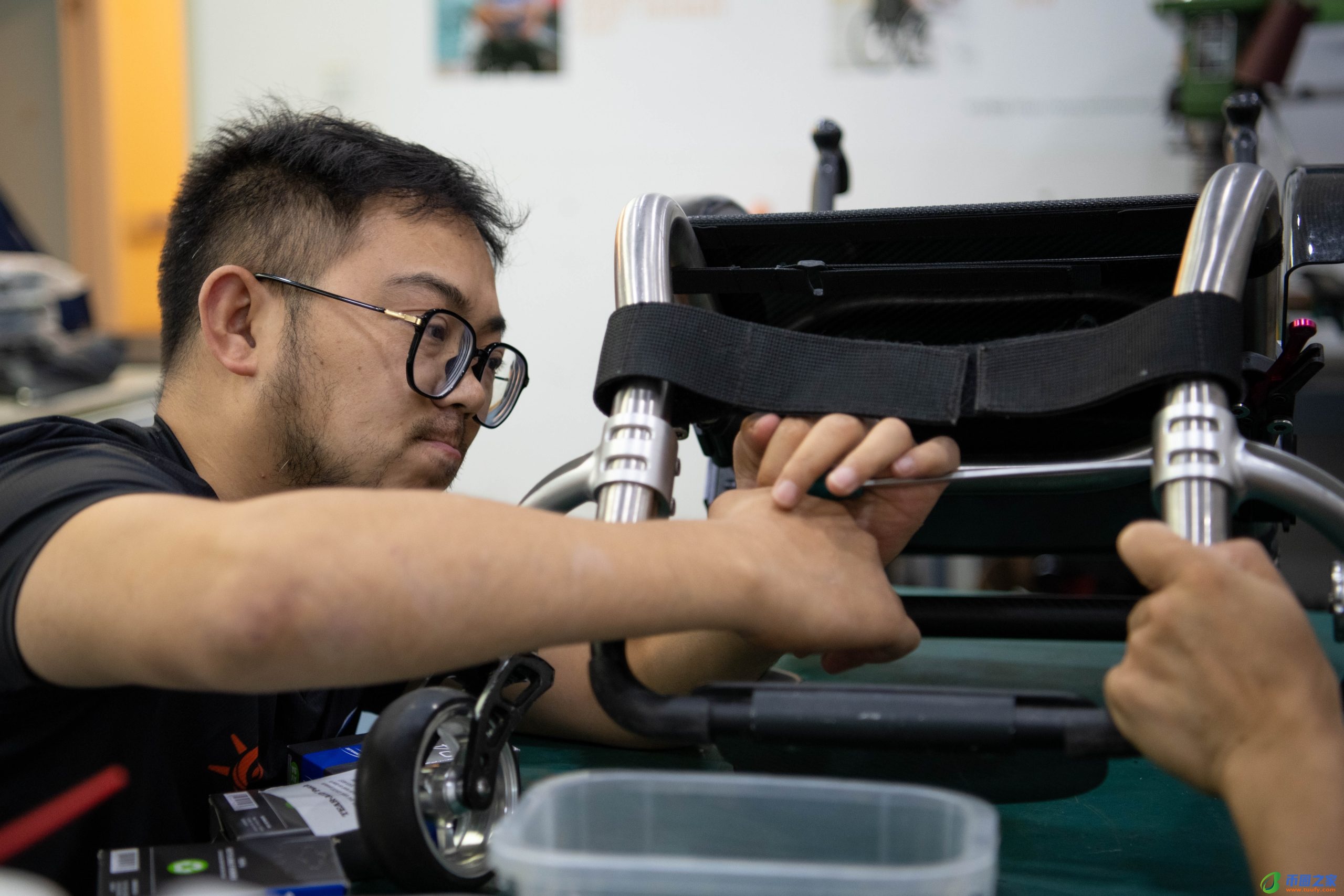 何鹏个人资料图片(何鹏个人资料图片简介)