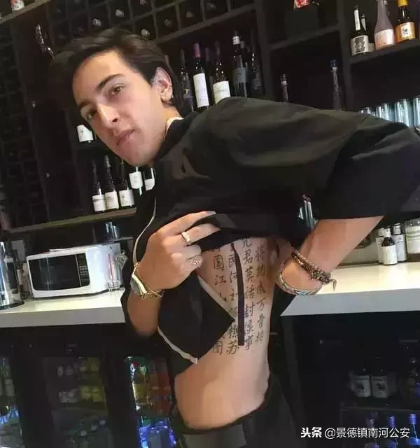 大嘴巴是什么意思（猫张大嘴巴是什么意思）