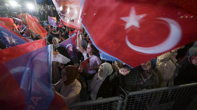 土耳其因大选股市暴跌触发熔断，汇、债两市波动显著