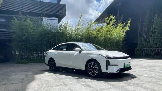 新一代 AI 上车,吉利先交卷了