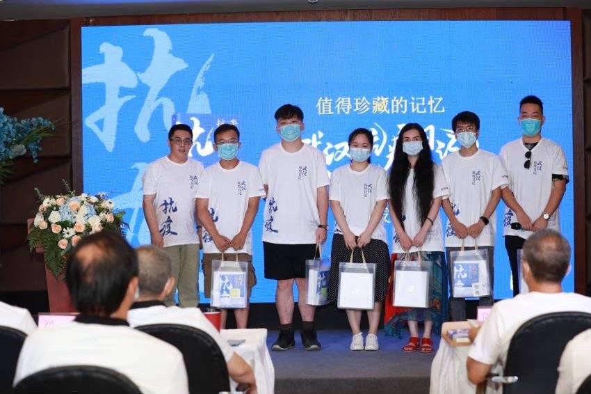 《武汉防疫日记》纪念版赠送给防疫英雄。IMS天下秀和星光技术提供区块链保存技术2