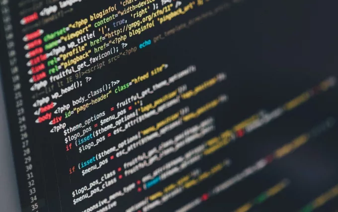 比特币开始形成头肩模式，短期内跌破这个线位会跌回9000点；4