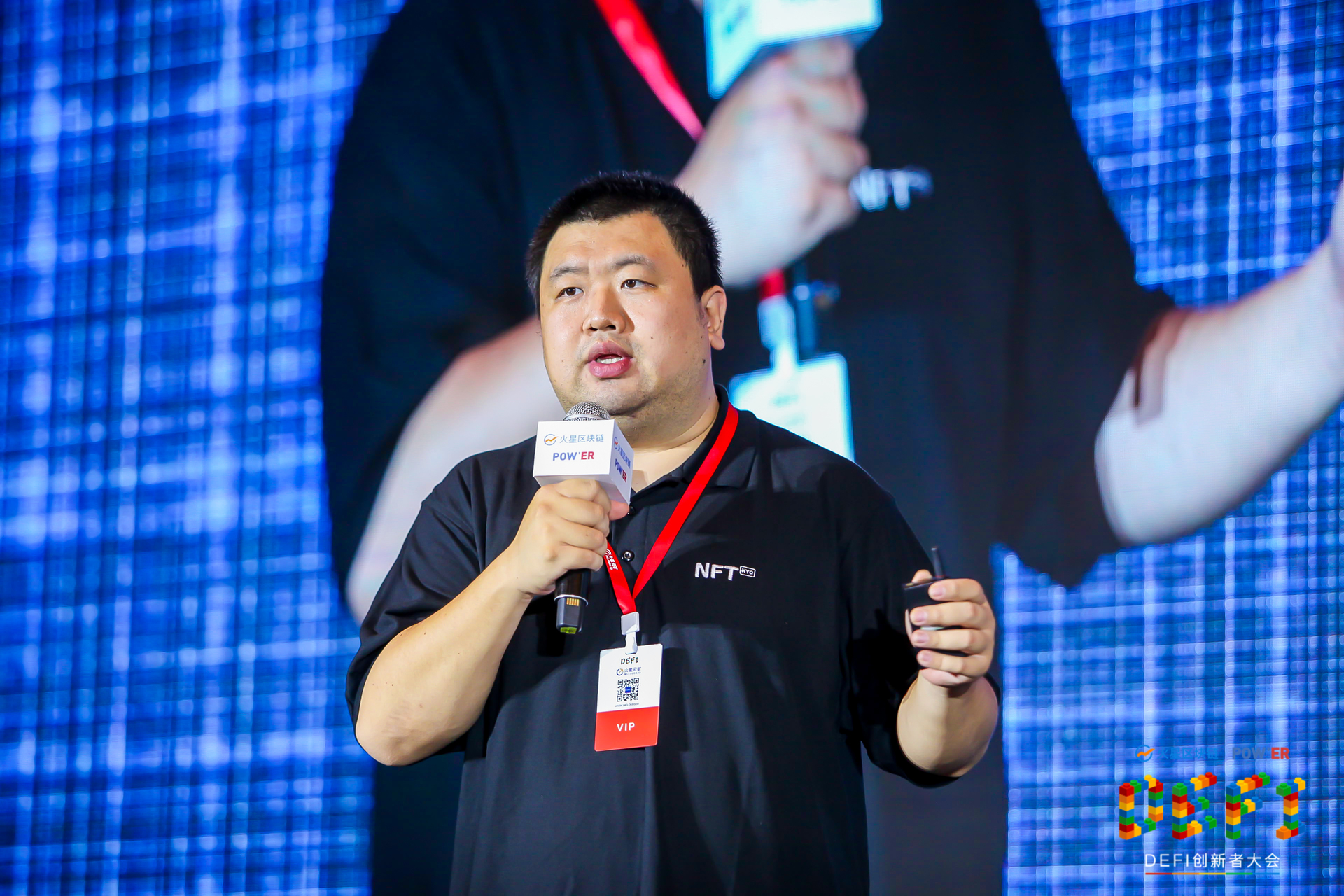 迈克：迪法是乐高积木。每个人都应该自己动手，然后把它们组装起来