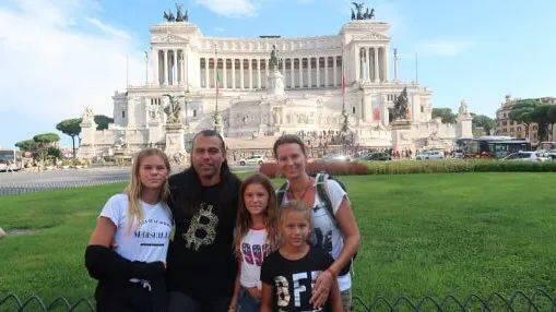 四年来，荷兰一个五口之家旅行40个国家只需支付比特币1