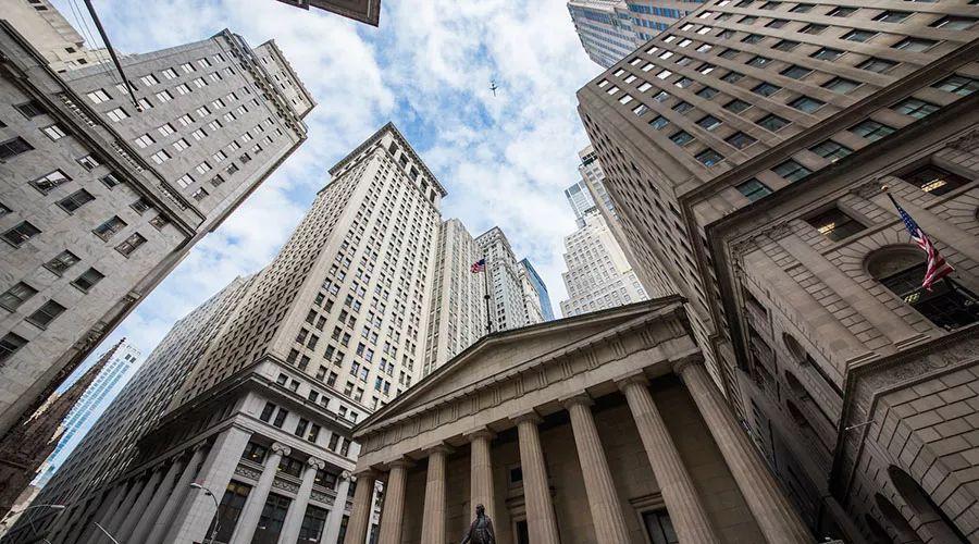 18日BTC日线4日连阴，空头走势更为强劲，4万分量水岭